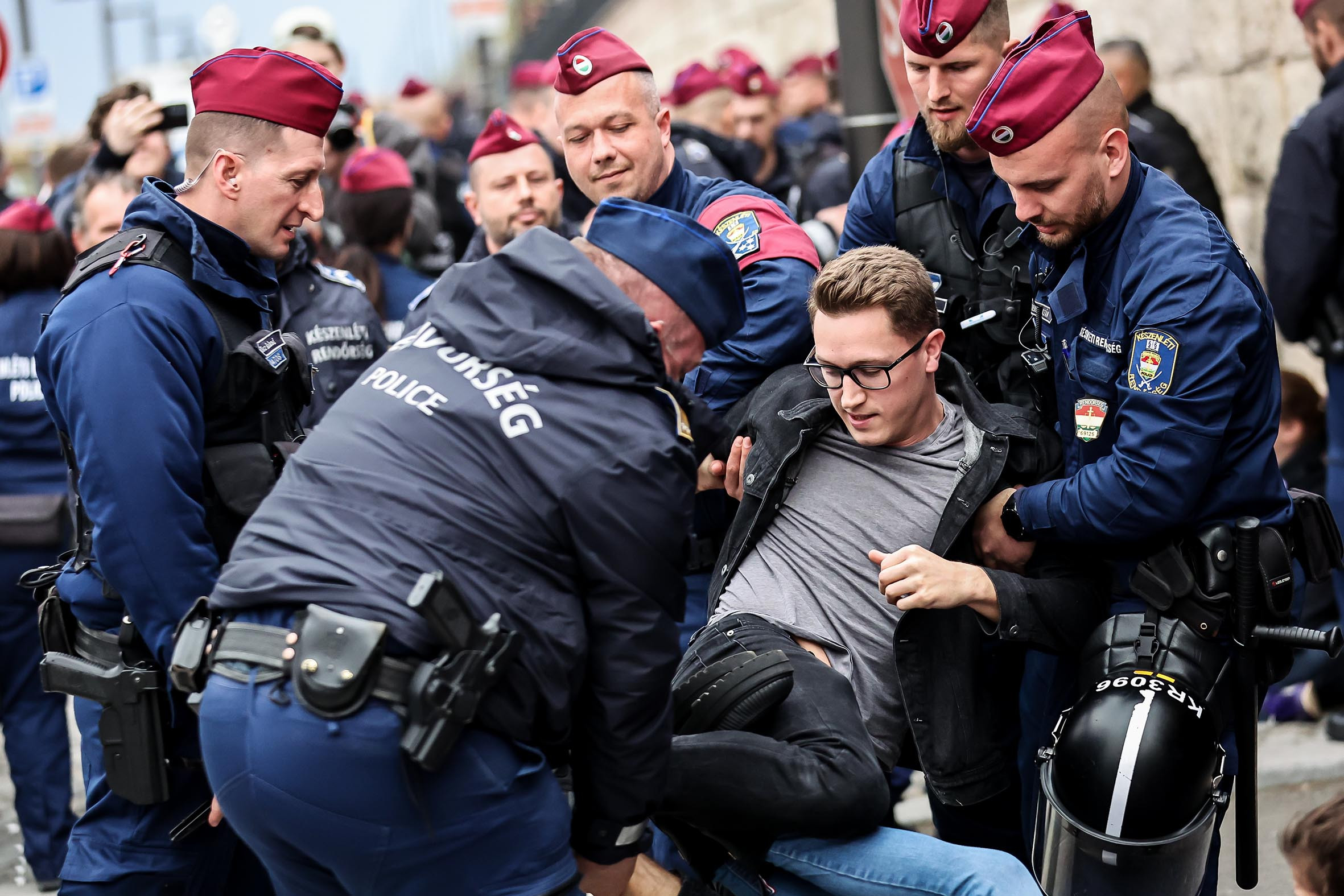 Parlamenti blokádnak indult, dulakodás lett a vége