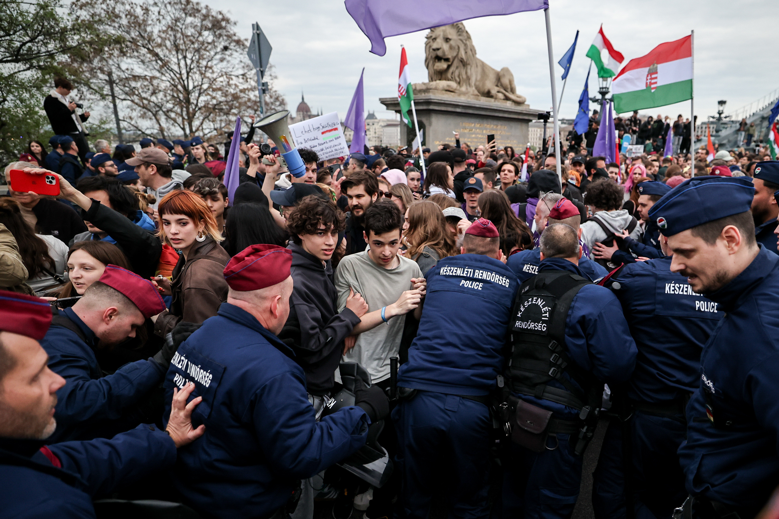 Parlamenti blokádnak indult, dulakodás lett a vége