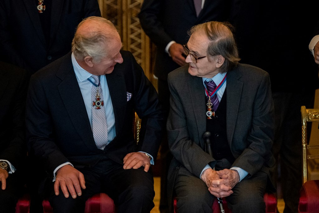 Fotó: Aaron Chown / POOL / AFP III. Károly brit király a vendégekkel, köztük Roger Penrose professzorral beszélget a Érdemrend tagjainak tartott ebéden a londoni Buckingham-palotában 2022. november 24-én. Az Érdemrendet VII. Edward király 1902-ben alapította, és a Szuverén különleges kitüntető jele a tudománynak és a tanulásnak más művészetnek, tanulásnak tartott egyéneknek. mint például a közszolgálat.