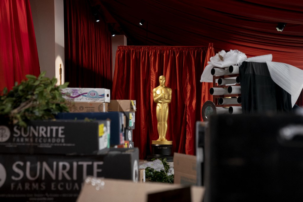 Fotó: Stefani Reynolds / AFP Oscar-szobor áll a vörös függönyök közelében, miközben az utolsó előkészületek zajlanak a 95. Oscar-díj átadására Hollywoodban, Los Angelesben, Kaliforniában, 2023. március 11-én.