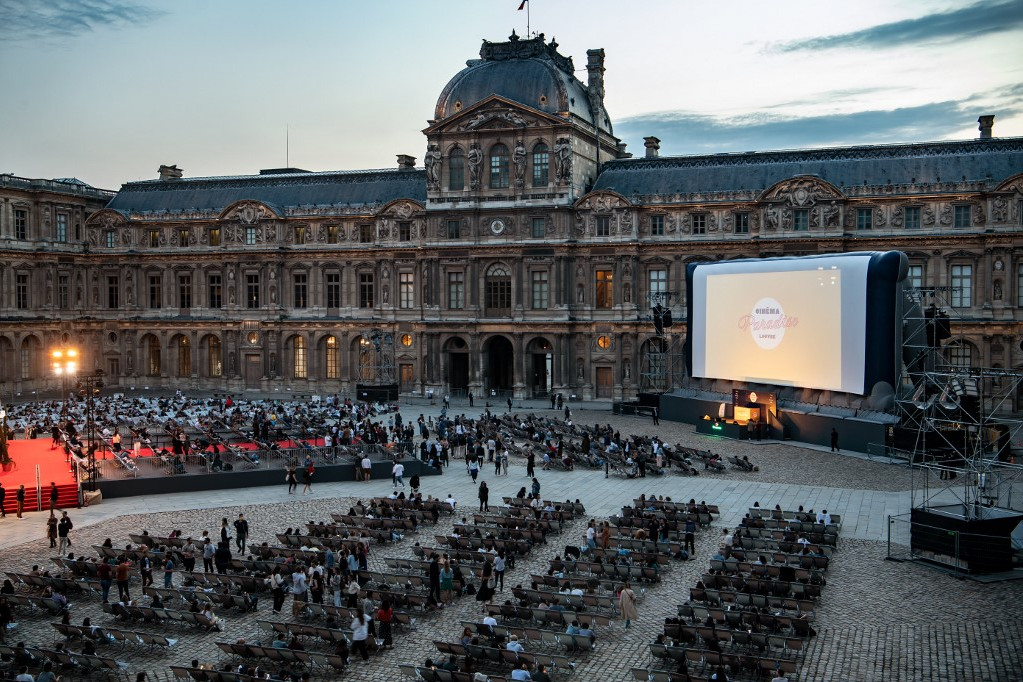 Fotó: BERTRAND GUAY / AFP A nézők a 2001: Űrodüsszeia (Stanley Kubrick, 1968) című film megtekintésére készülnek a párizsi Louvre Cour Carree szabadtéri mozi vetítésén, 2021. július 1-jén, a Cinema Paradiso Louvre fesztivál kezdetekor.