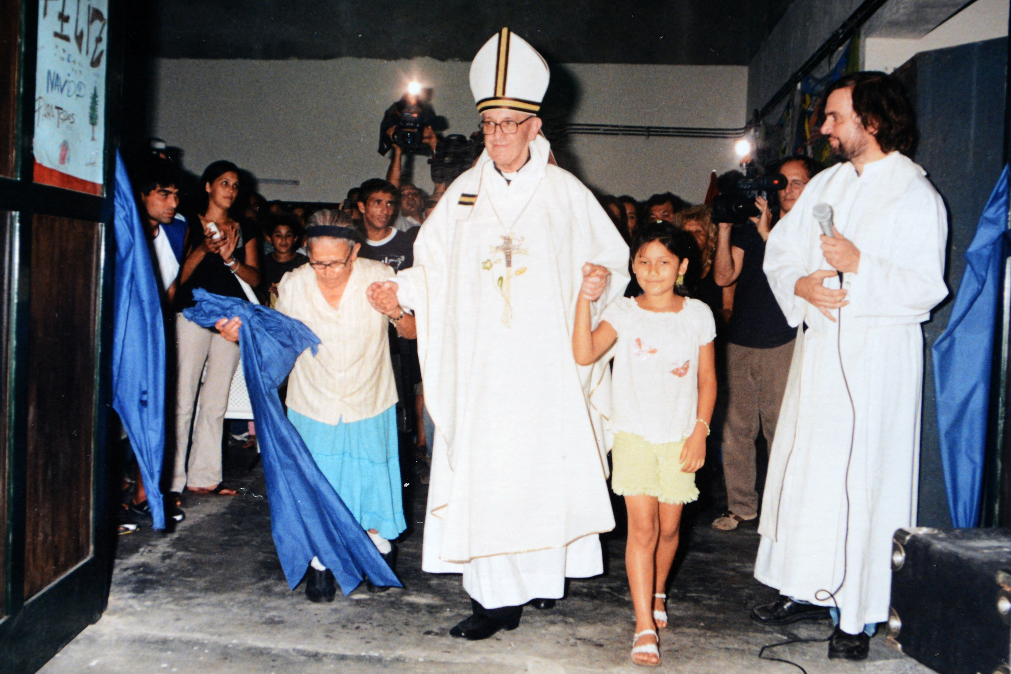 Fotó: AFP/Handout/Parroquia Virgen De Caacupe 1973 és 1979 között Argentína jezsuita tartományfőnöke volt. 1998-ban Buenos Aires érsekévé nevezték ki.
A képen az akkor még püspök Bergoglió a Buenos Aires-i Villa 21-24 nyomornegyedben lévő kápolna felavatásán 1998-ban