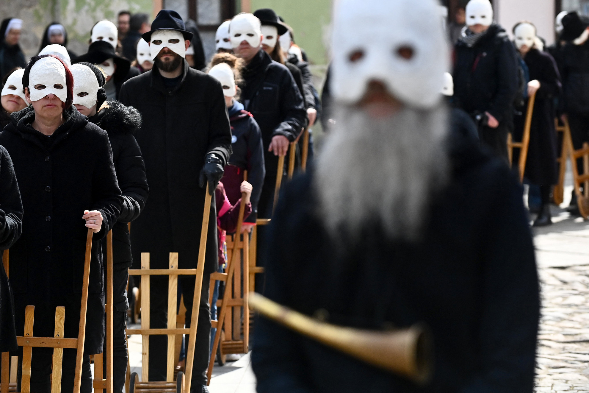 Csehországban újabban fehér maszkban vonulnak fel az utcákon a húsvéti csörömpölés rituáléján nagypénteken. Fából készült kocsikat tolnak, ezekkel csapnak zajt, hogy imára hívják az embereket. A körmenetek húsvét vasárnapig tartanak. Az ország egyes részein nagycsütörtöktől nagyszombatig népviseletbe öltözött fiúk naponta háromszor körbejárják a települést. Kereplőkkel, csörgőkkel űzik el Júdást. Nagyszombaton a fiúk minden háznál megállnak és addig csörögnek, amíg nem kapnak egy kis pénzt, amit aztán szétosztanak maguk között vagy felajánlják nemes célokra