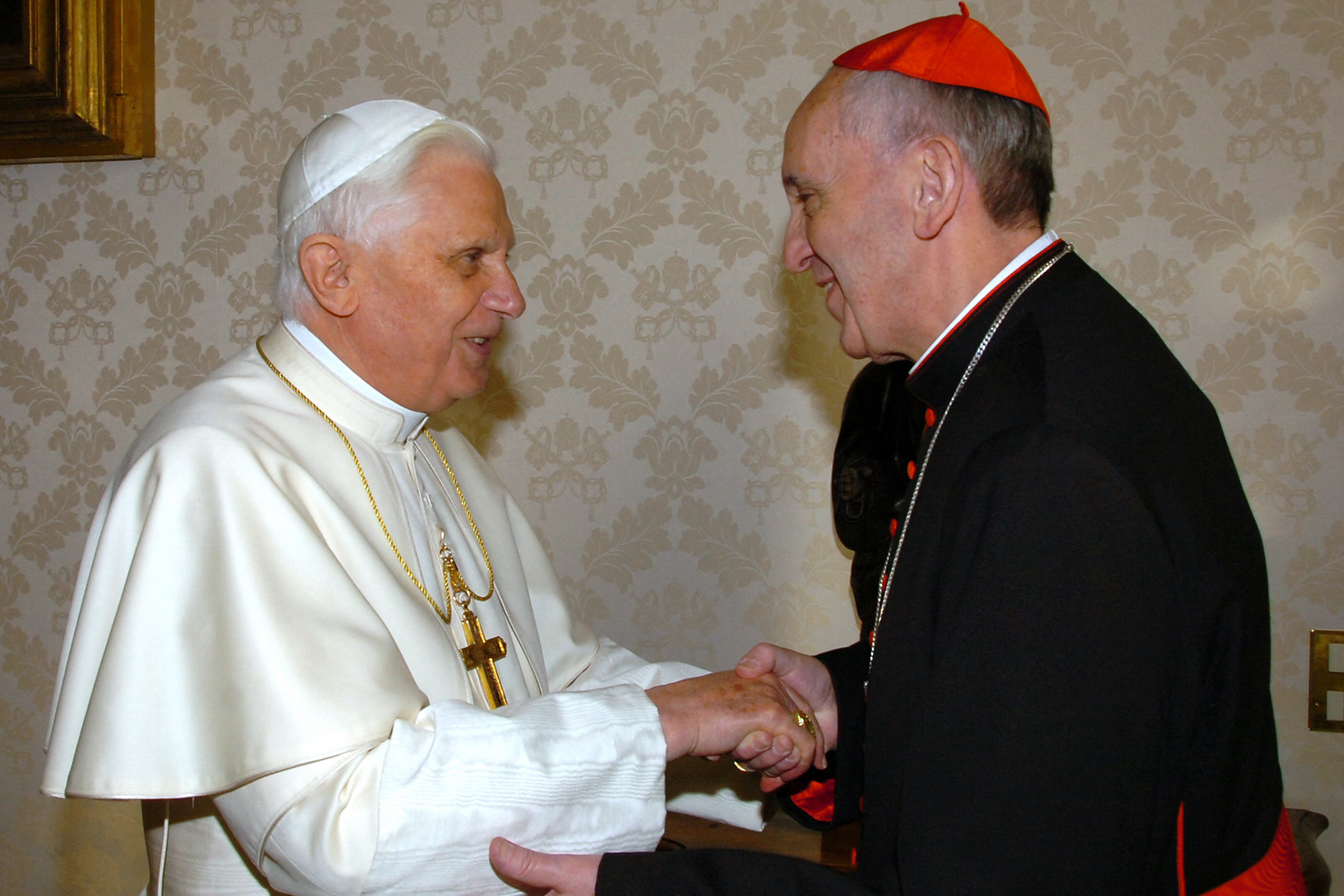 Fotó: AFP/POOL/Osservatore Romano/Arturo Mari XVI. Benedek pápa és Jorge Mario Bergoglió bíboros, Buenos Aires érsekével a Vatikánban, 2007. január 13-án