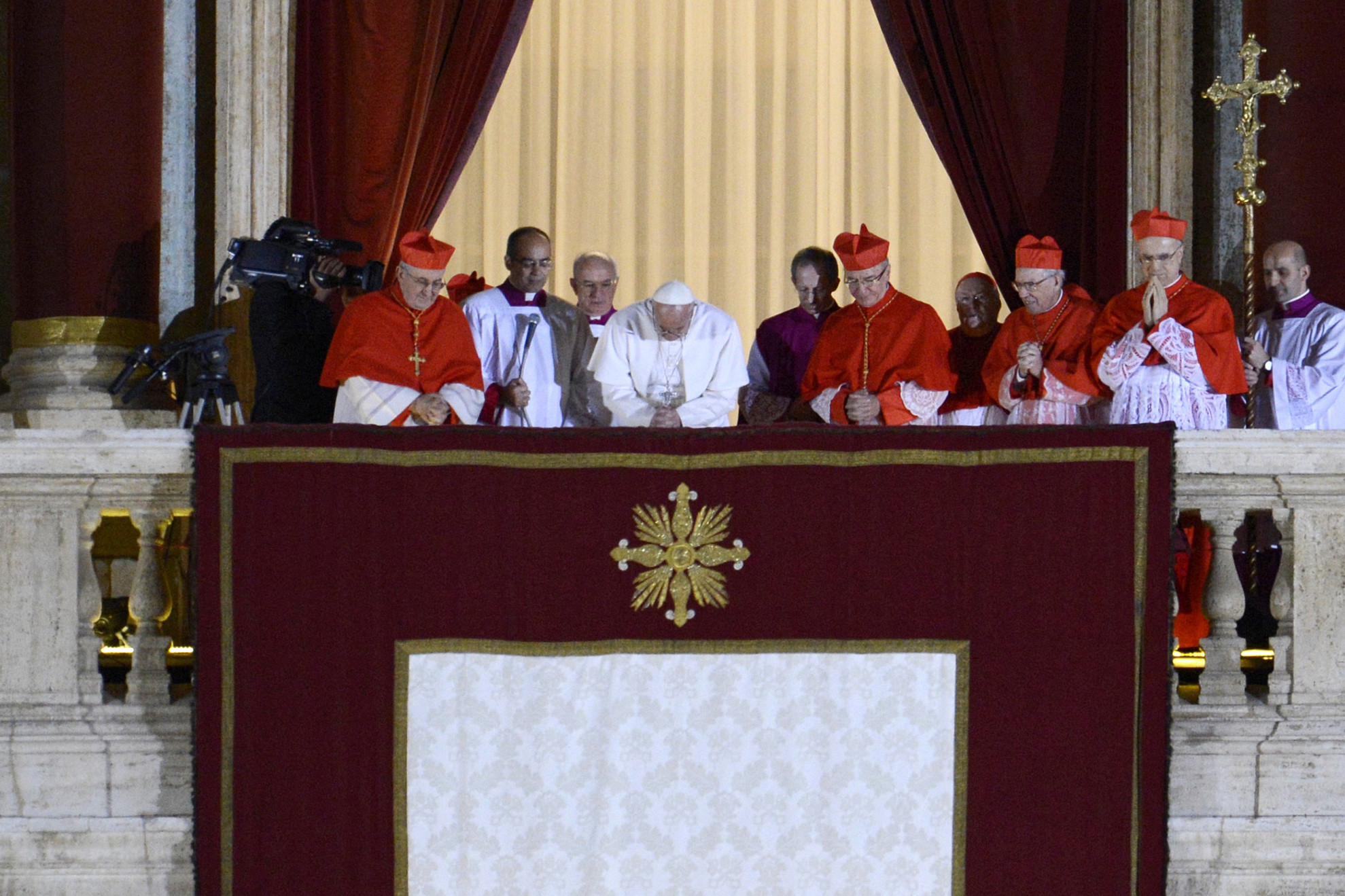 Fotó: AFP/Andreas Solaro XVI. Benedek pápa 2013. február 28-i lemondását követően a konklávé március 13-án Bergogliót választotta utódjául, aki a Ferenc nevet választotta, Assisi Szent Ferencre való hivatkozással.
A képen I. Ferenc pápa a Szent Péter-bazilika erkélyén, miután megválasztották a római katolikus egyház 266. pápájává 2013. március 13-án a Vatikánban