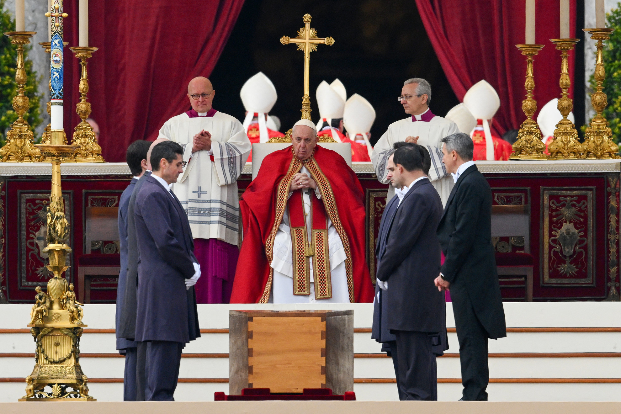 Fotó: AFP/Vincenzo Pinto 2023. január 5-én Ferenc pápa vezette XVI. Benedek temetési szertartását és mondott homíliát.
A képen felkészülnek XVI. Benedek pápa koporsójának elvitelére a gyászmise végén a vatikáni Szent Péter téren 2023. január 5-én