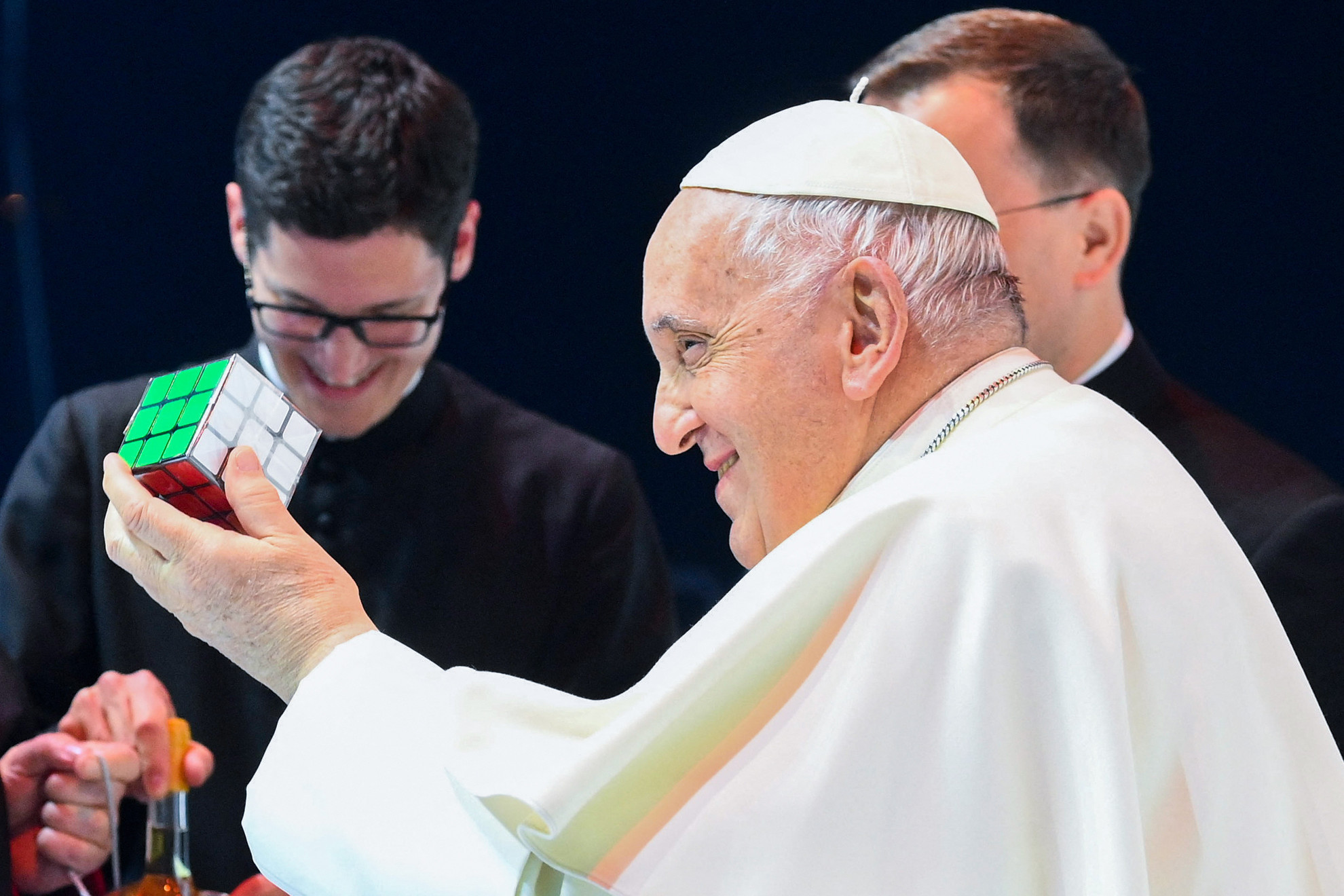 Fotó: AFP/Handout/Vatican Media 2023. májusában Ferenc pápa Budapestre utazott háromnapos apostoli látogatásra. Három napos útja során menekültekkel, hívőkkel, diákokkal, egyházi és állami vezetőkkel találkozott a fővárosban.
A Papp László Sportarénában tartott fogadáson a fiatal hívőktől többek között egy Rubik kockát is kapott ajándékba