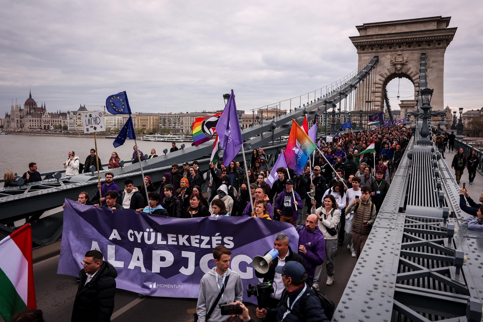 Fotó: MH/Török Péter Kikerült a megtelt tábla a Lánchídra