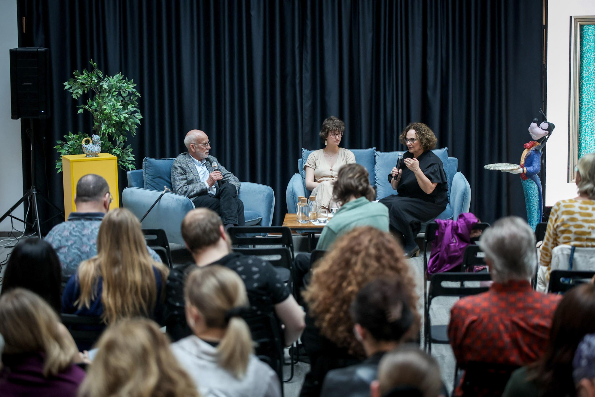 Fotó: MH/Török Péter (b-j) Sam Havadtoy, Füleki Anna, Pörczi Zsuzsa a METU - Metropolitan Egyetem - ART Stories című eseménysorozat nyitó kerekasztal beszélgetésen