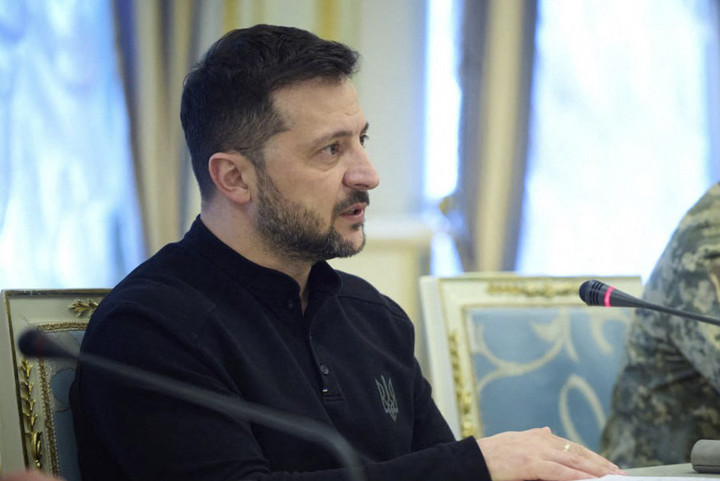 Zelenszkij: Folytatjuk az aktív védekező akciókat Kurszkban és Belgorodban