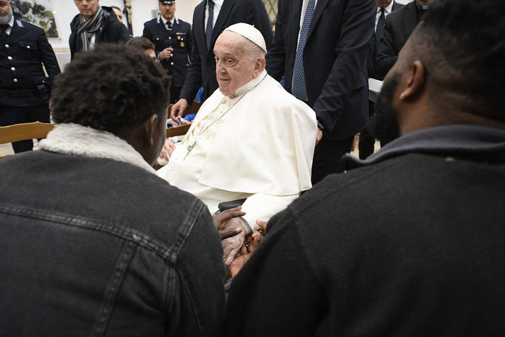 Fotó: AFP/Vatican Media/Handout Ferenc pápa egy római börtön rabjaival találkozott nagycsütörtökön