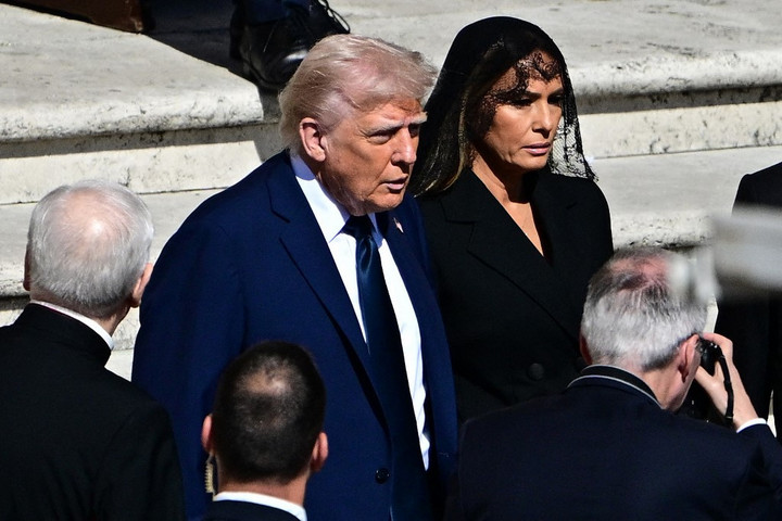 Fotó: AFP/Tiziana Fabi Trump megpróbálkozik a pápa imázsával