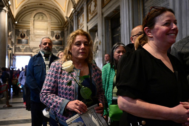 Fotó: AFP/Tiziana Fabi Már megérkeztek az első zarándokok Ferenc pápa sírjához