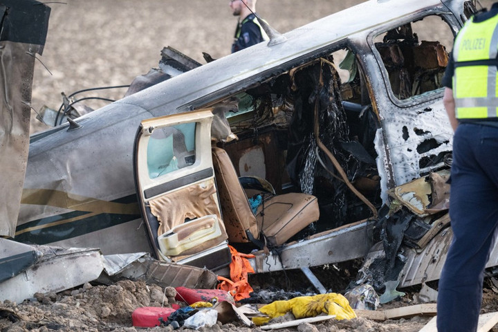 Fotó: AFP/dpa Picture-Alliance/dpa/Benjamin Westhoff Lezuhant egy repülőgép Németországban
