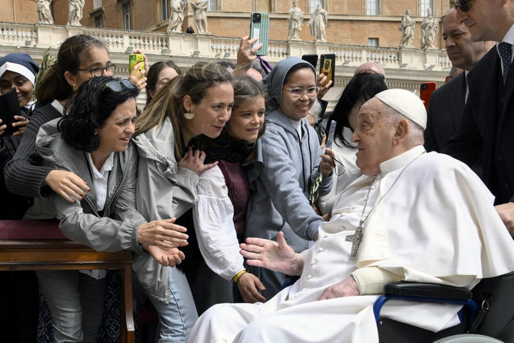Fotó: AFP/Hans Lucas/CPP/Vatican Media Ferenc pápa a szombat esti virrasztás előtt megjelent a Szent Péter-bazilikában