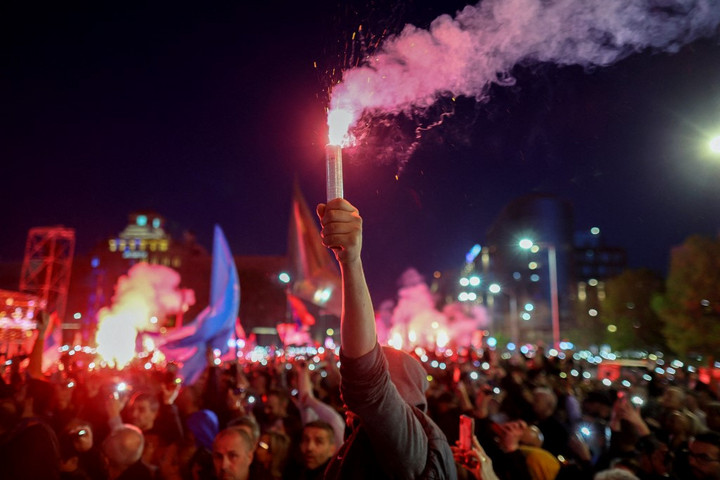 Fotó: AFP/Oliver Bunic A szerb elnököt támogatja a tömeg