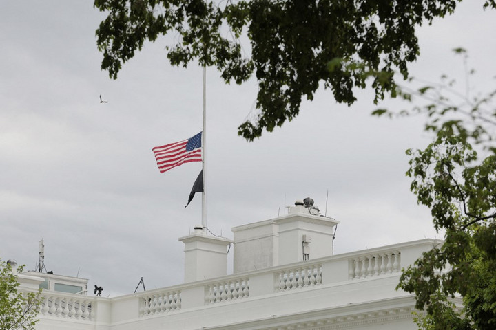 Fotó: Getty Images via AFP/Anna Moneymaker Gyász: minden szövetségi épületen félárbócra engedték az amerikai lobogót