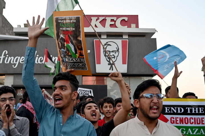 Fotó: AFP/Farooq Naeem Számos támadás ért KFC-ket Pakisztánban a gázai háború kitörése óta