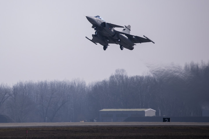Nem drónok miatt láthattak Gripeneket a levegőben Nyíregyháza környékén