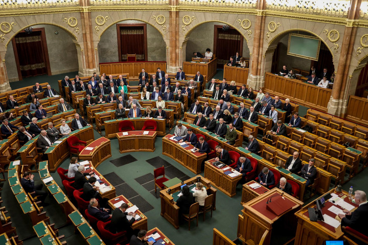 Fotó: MH/Török Péter Parlament előtt a veszélyhelyzeti kormányrendeletekkel kapcsolatos törvényjavaslat