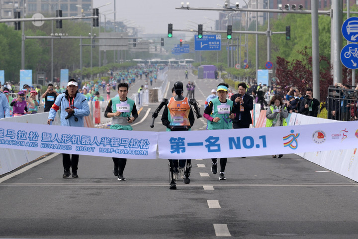 Fotó: AFP/Xinhua/Li He Humanoid robotokat is indítottak a pekingi félmaratonon