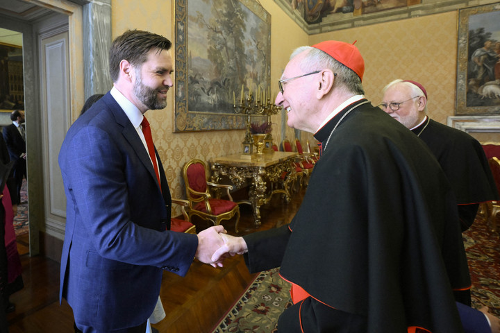 Fotó: AFP/Vatican Media/Handout Szívélyes megbeszélést folytatott Pietro Parolin bíborossal az amerikai alelnök