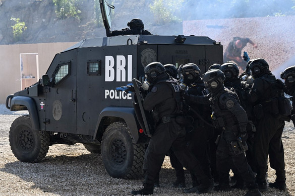 Besokalltak a francia rendőrök