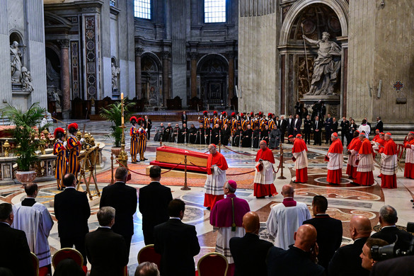 Több tízezren gyűltek össze a Szent Péter-bazilikánál
