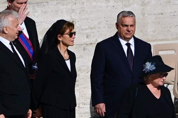 Lencsevégen Orbán Viktor a római éjszakában