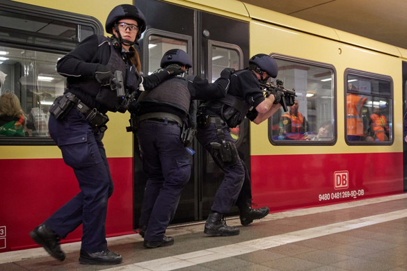 Késelés a berlini metrón: a támadó és áldozata is meghalt