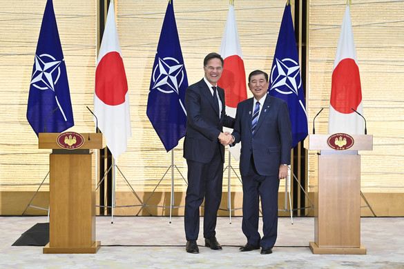 Japán szorosabbra fűzi együttműködését a NATO-val