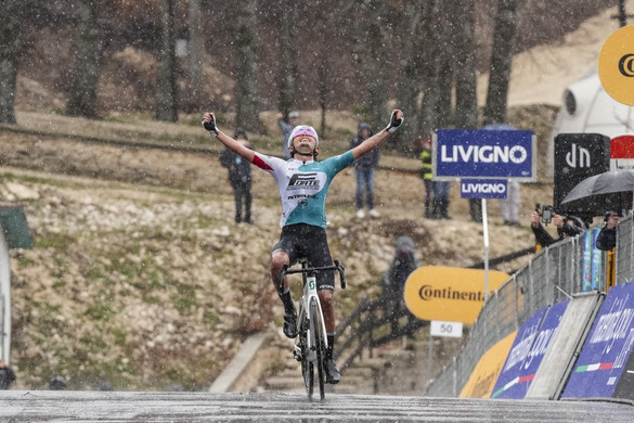 Ferenc pápára emlékeznek a Giro d’Italián