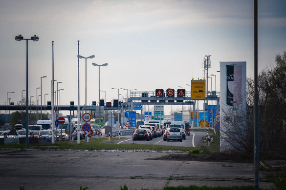 Óriási torlódás Hegyeshalomnál