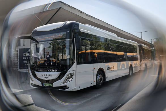 Két vadonatúj elektromos Ikarus autóbusz állt forgalomba Komáromban + GALÉRIA