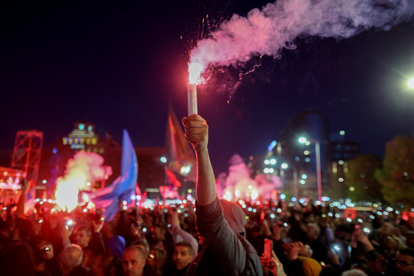 A szerb elnököt támogatja a tömeg