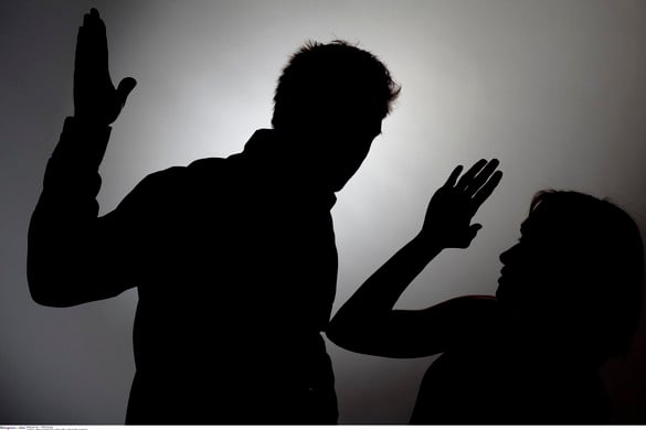 Koldulásra kényszerítette élettársát