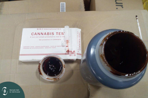 Több mint öt kilogramm kannabisz a repülőtéren