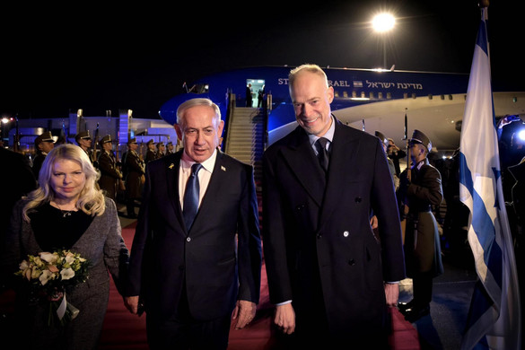 Megérkezett az izraeli kormányfő