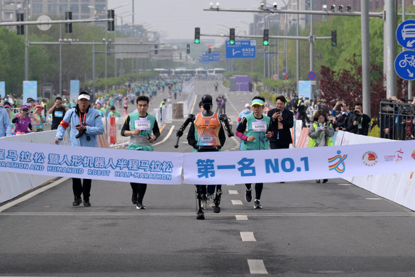 Humanoid robotokat is indítottak a pekingi félmaratonon