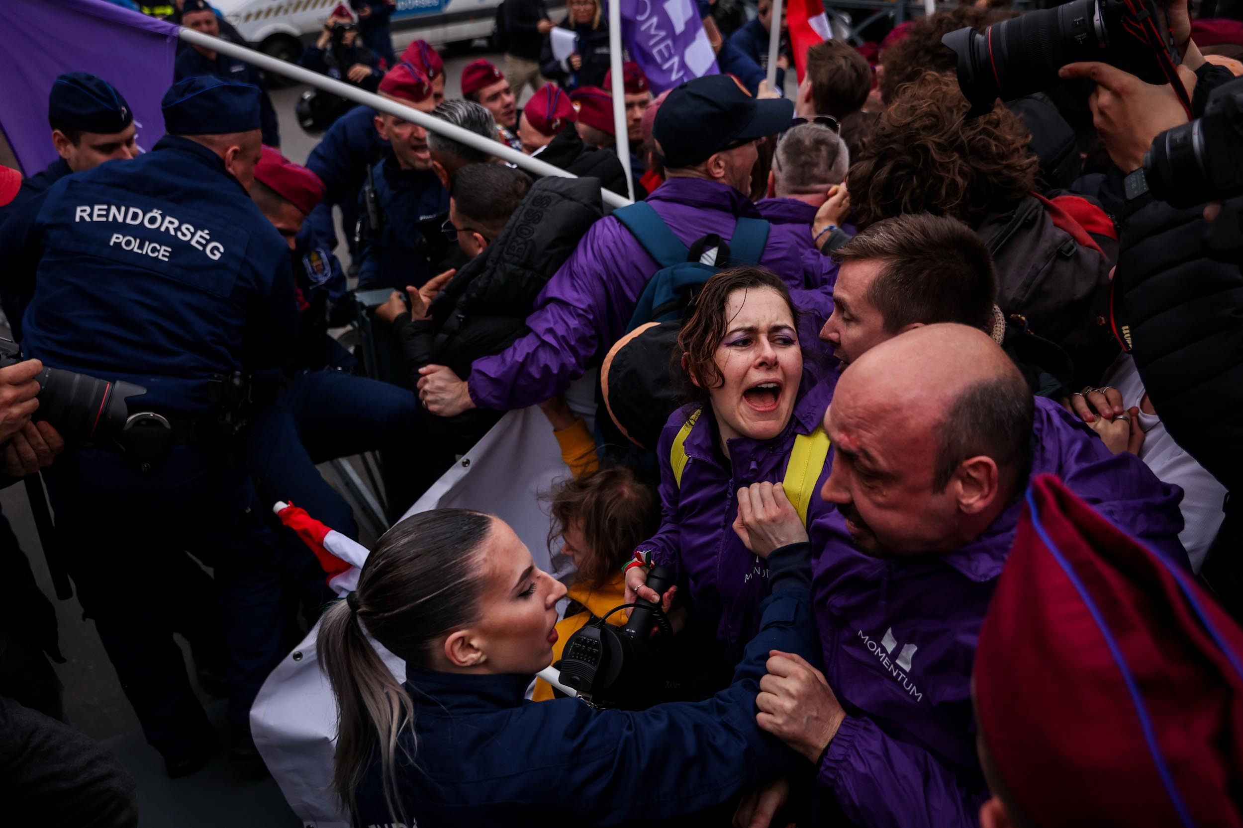 Parlamenti blokádnak indult, dulakodás lett a vége