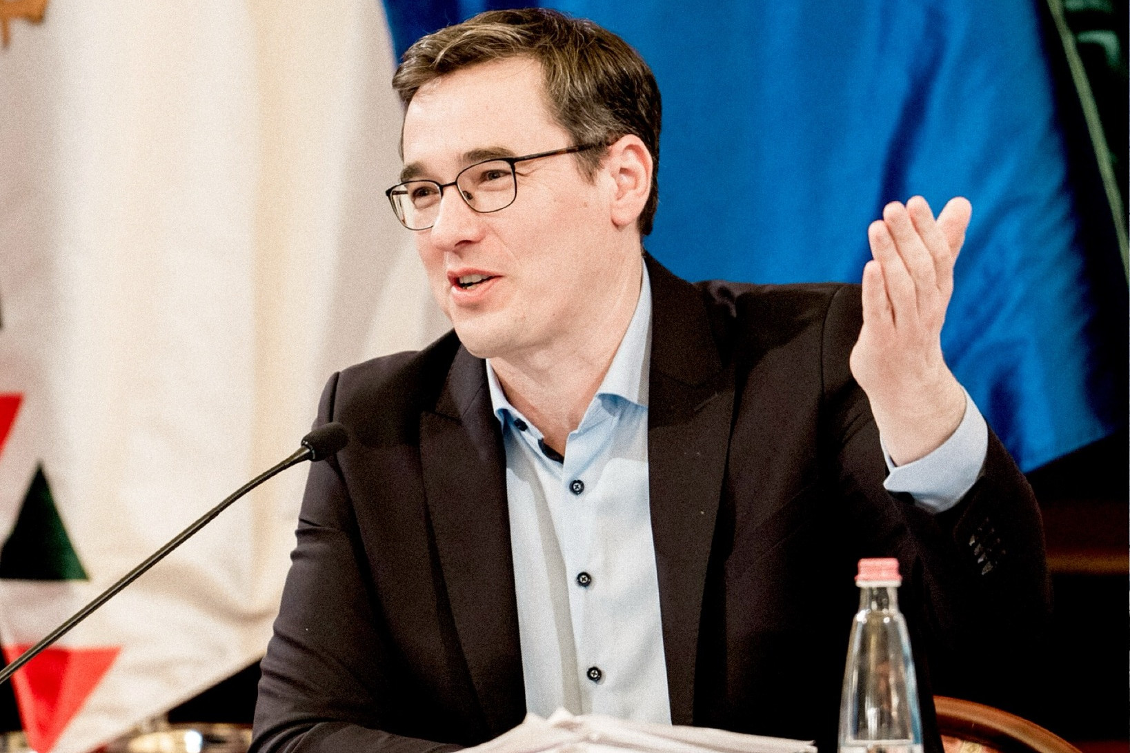 Karácsony Gergely képzelődik Kép