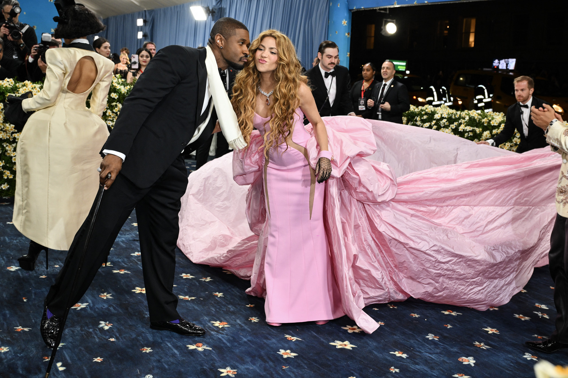 Fotó: AFP/Angela Weiss Usher amerikai énekes-dalszerző és Shakira kolumbiai énekesnő