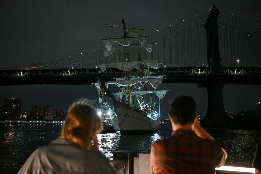 A mexikói haditengerészet gyakorlóhajója a Brooklyn-hídnak ütközött New Yorkban 2025. május 17-én. A Cuauhtemoc nevű, 1982-ben épült bárka megsérült a „balesetben” - erősítette meg a mexikói haditengerészet az X-en, a balesetben 22-en megsebesültek, közülük hárman súlyosan