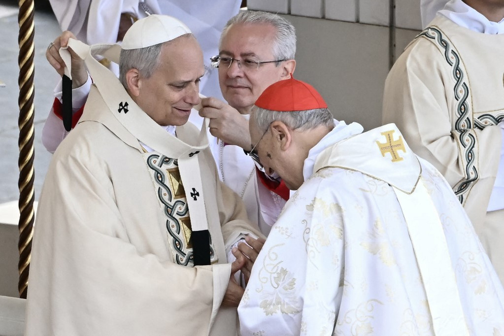 Fotó: AFP/Filippo Monteforte XIV. Leó pápa átvette a palliumot Dominique Mamberti francia bíborostól a pontifikátusa kezdetére rendezett szentmisén, a vatikáni Szent Péter téren 2025. május 18-án