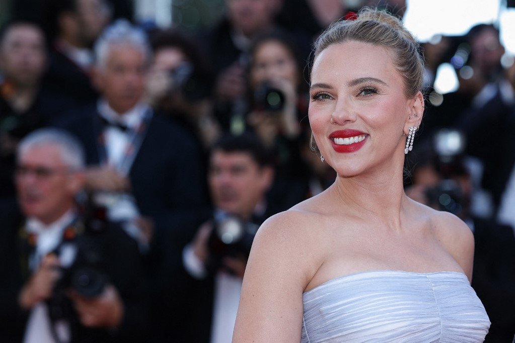 Scarlett Johansson ragyogott a 78. cannes-i filmfesztiválon a dél-franciaországi Cannes-ban