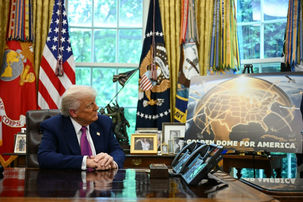 Donald Trump amerikai elnök a Golden Dome rakétavédelmi pajzs bejelentésén a Fehér Ház Ovális Irodájában