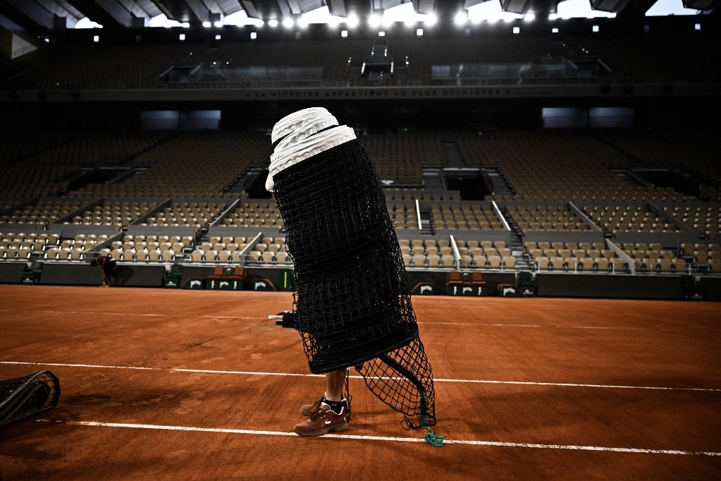 A háló érkezik a Philippe-Chatrier pályára a 2025-ös Roland Garros komplexumban, Párizsban