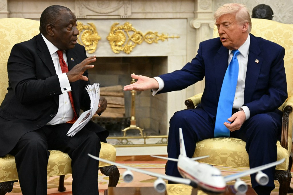 Cyril Ramaphosa dél-afrikai elnök szerdán találkozott Donald Trump amerikai elnökkel, a fehér afrikánerek Washingtonba történő betelepítésével kapcsolatos feszültségek közepette, akiket az amerikai elnök „népirtás” áldozatainak nyilvánított