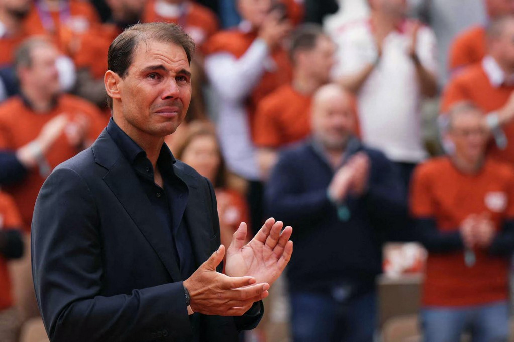 Rafael Nadal, a korábbi spanyol játékos a tiszteletére rendezett ünnepségen a párizsi Roland-Garros komplexum Philippe-Chatrier pályáján, 2025. május 25-én