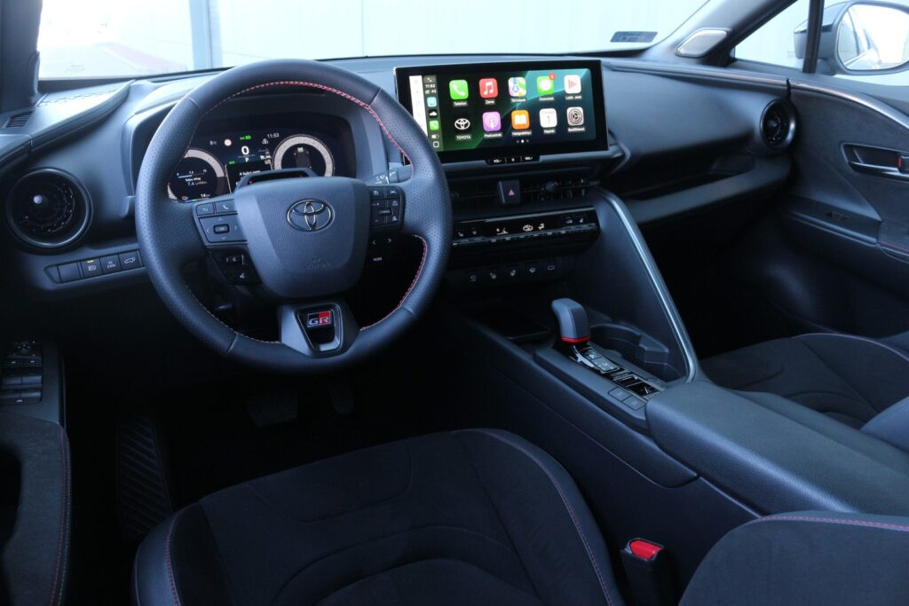 Toyota C-HR PHEV belső